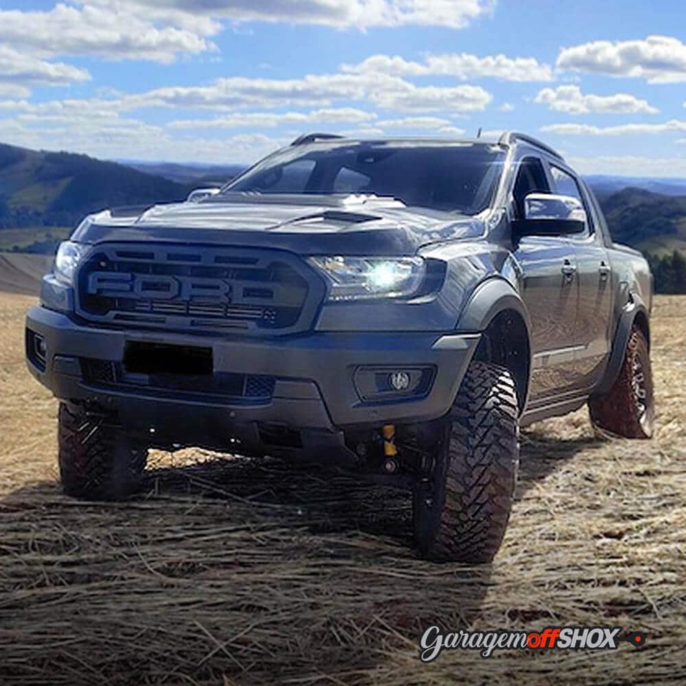 Ford Ranger com kit lift OffShox estacionada em estrada de pedras