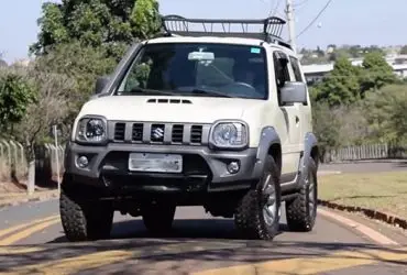 Suzukii Jimny Do Cliente Luciano, Da Offshox, Parado Em Asfalto Após Testes Do Problema De Balanço Lateral Do Jimny Desert
