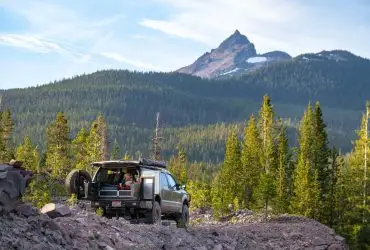 Jipe Estacionado Em Montanha Em Expedição Overland Nos Alpes
