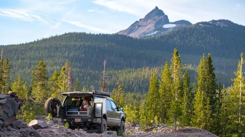 Jipe estacionado em montanha em expedição overland nos alpes